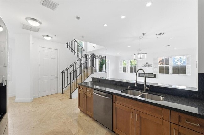 Building Photo - 2515 NE 18th St