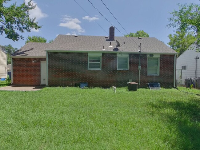 Building Photo - 1557 N Broadview Ave