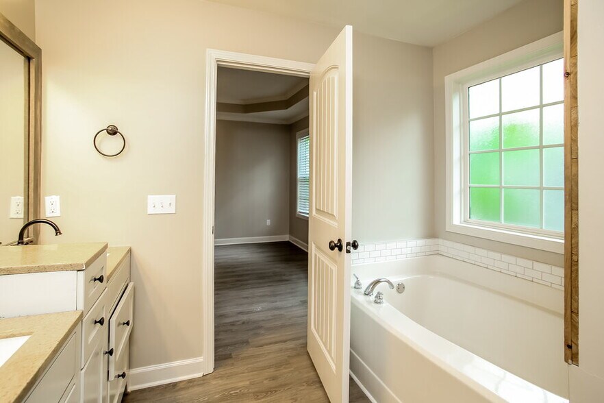Building Photo - 305 Talon Dr SE