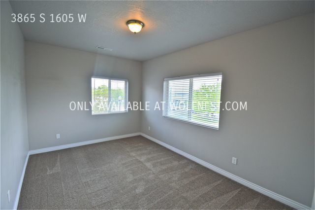 Building Photo - Gorgeous 3 Bedroom West Valley Townhome! N...