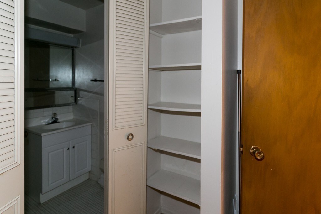 Building Photo - 665 W Wrightwood Ave