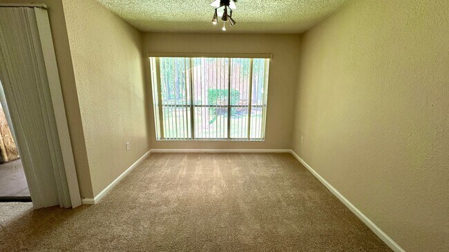 Building Photo - Park Like Setting - Spacious Condo!