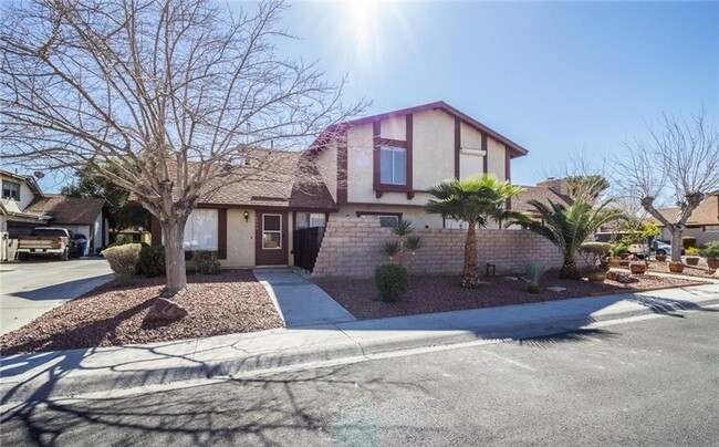 Primary Photo - Gorgeous Townhome with a Courtyard !