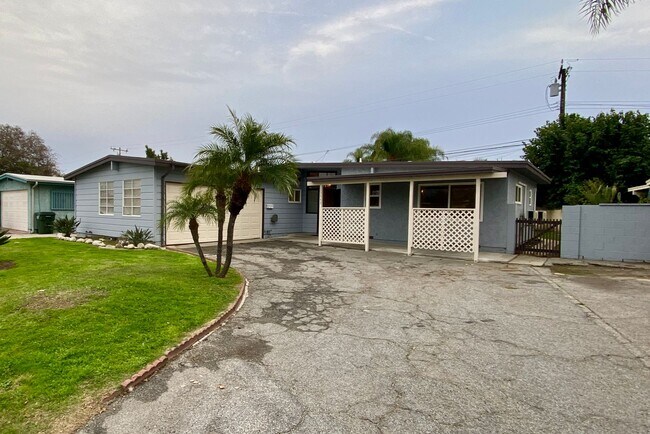 Primary Photo - Recently Remodeled 3 bed 2 bath home in La...