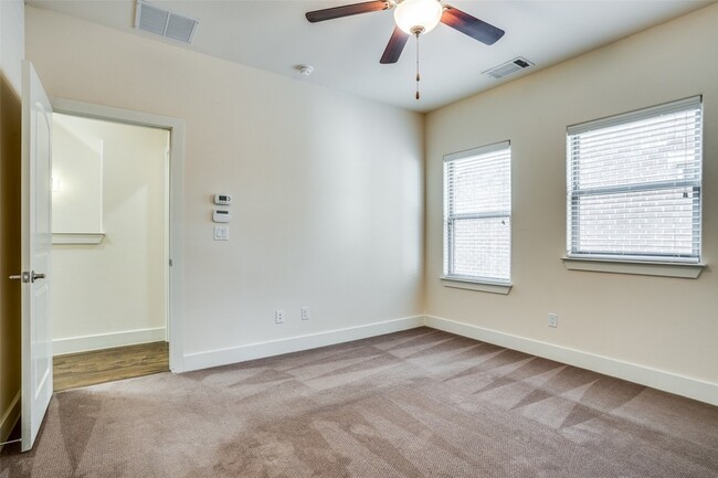 Building Photo - 4323 Dickason Ave