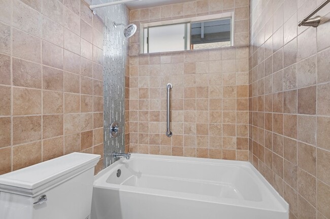 Building Photo - 3 Bedroom 2 Bathroom home available NOW