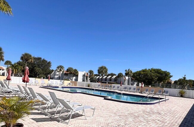 Building Photo - 2865 SW 22nd Ave