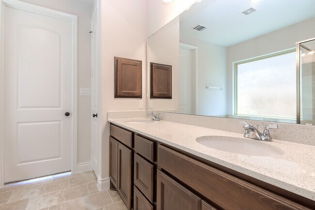Building Photo - 3410 Willow Cres Ct
