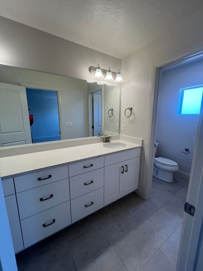 Building Photo - Stunning 5 bedroom, 2.5 bathroom home in d...