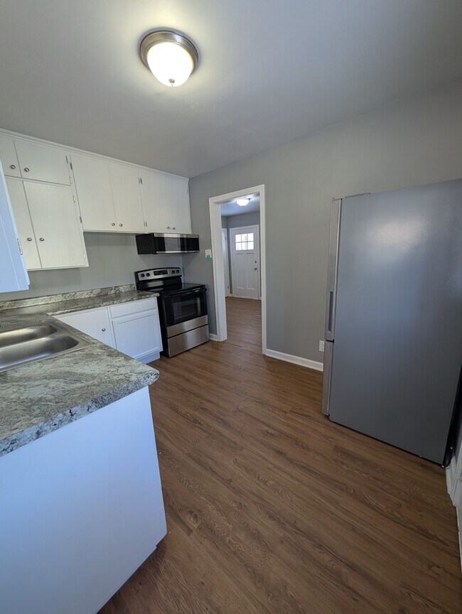 Building Photo - 117 SW Hillside Ave