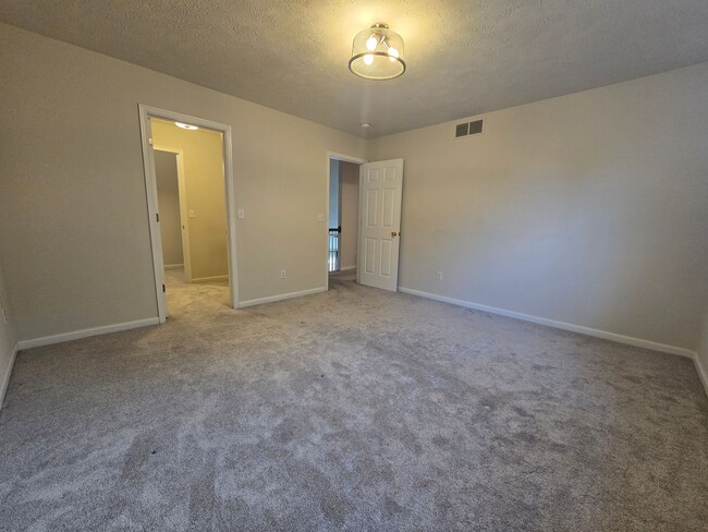 Building Photo - Spacious 4 Bedroom Duplex in North Normal ...