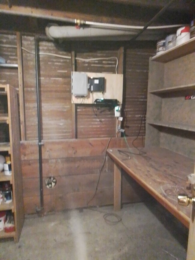 Building Photo - 4 Bedroom close to downtown, bike and walk...
