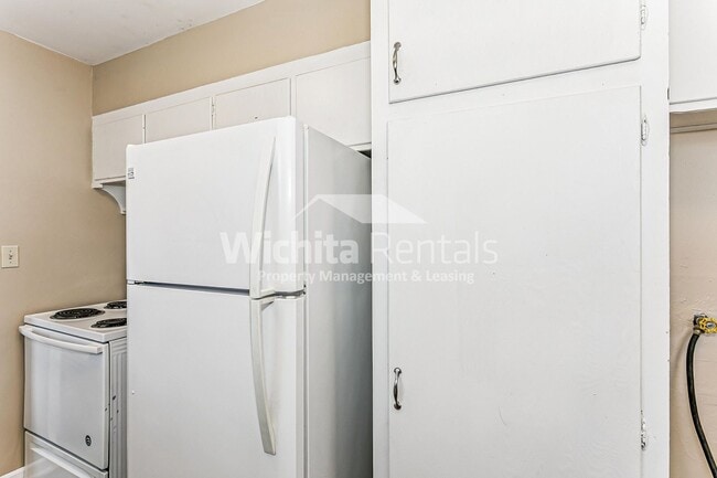 Building Photo - Move-In ready 2 bed/ 1bath + 1 car garage