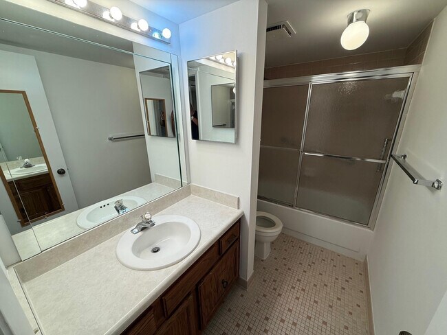 Building Photo - 6215 Coral Lake Dr