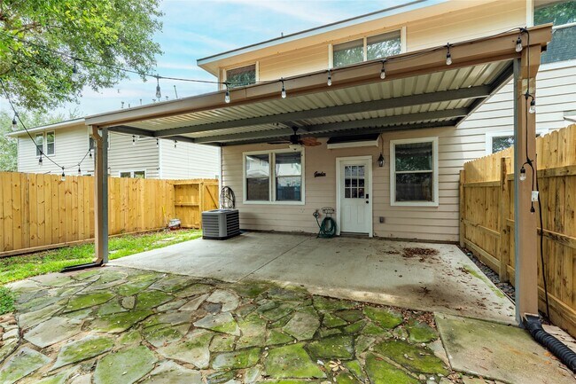 Building Photo - 336 Capella Oaks Ln