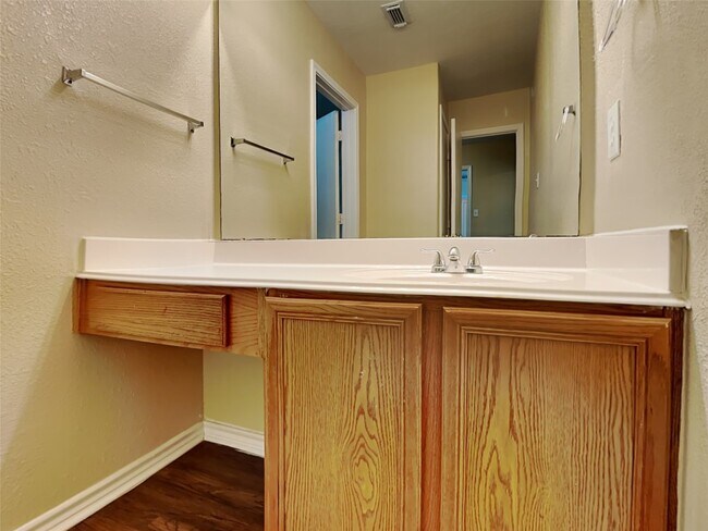 Building Photo - 226 Golden Oak Dr