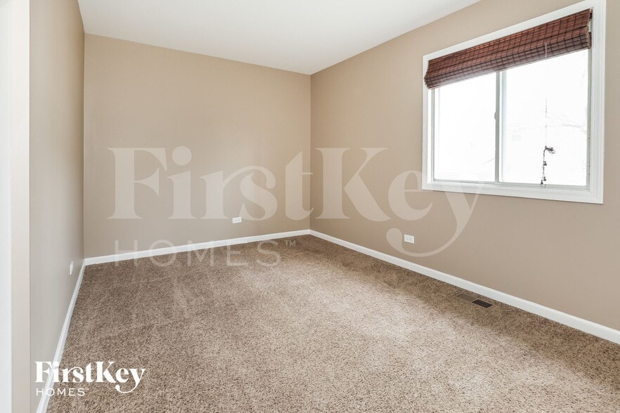 Building Photo - 1405 Middlebury Dr