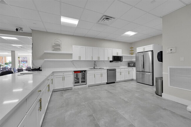Building Photo - 405 N Ocean Blvd