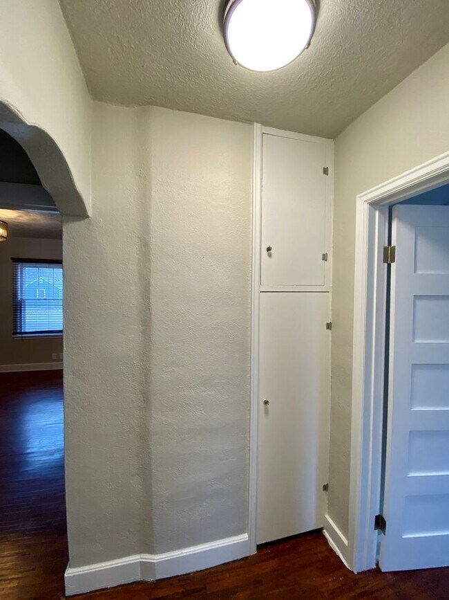 Building Photo - Charming 3 bed 1 bath House with Tons of Updates and Private Backyard!