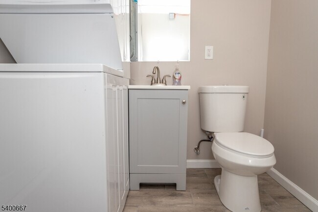 Building Photo - 74 E Shore Rd