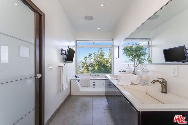 Building Photo - 7177 Pacific View Dr