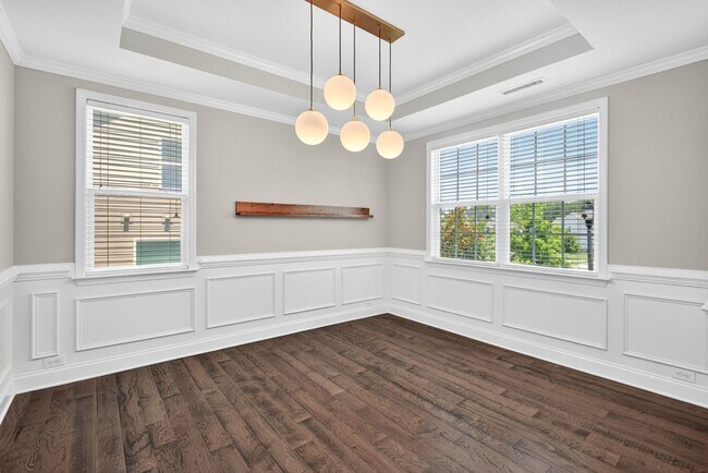 Building Photo - “5-Bedroom Home with Bonus Room & Resort-S...