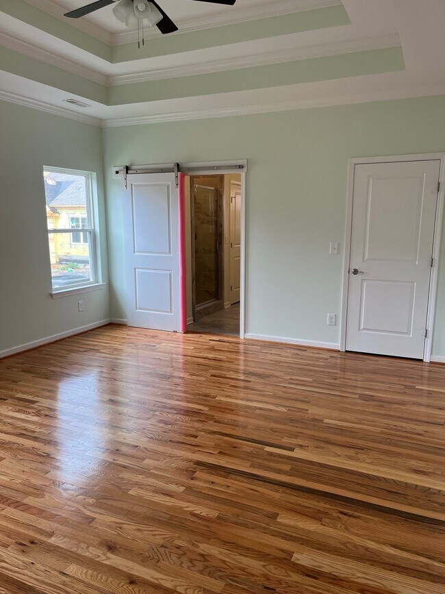 Building Photo - "Charming 2-Bed, 2-Bath Condo with Gleamin...