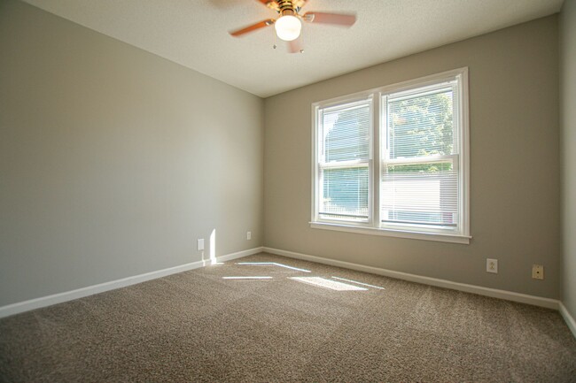 Building Photo - Pet Friendly Four Bedroom!