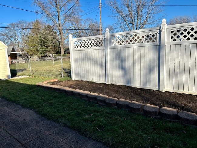 Building Photo - 3 bed 1 bath close to shopping, schools, parks and more!