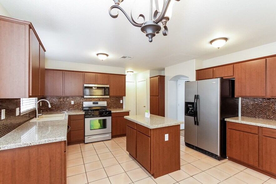 Building Photo - 4701 Cliff Breeze Dr