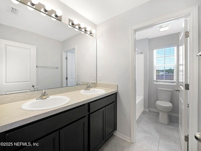 Building Photo - 597 Meadow Ridge Dr