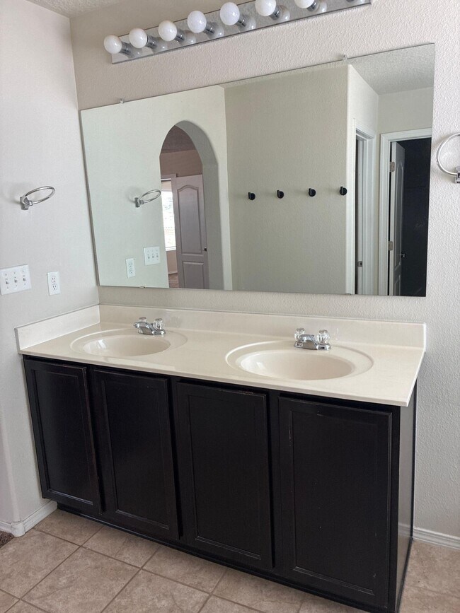 Building Photo - 2217 Violeta Cir SE