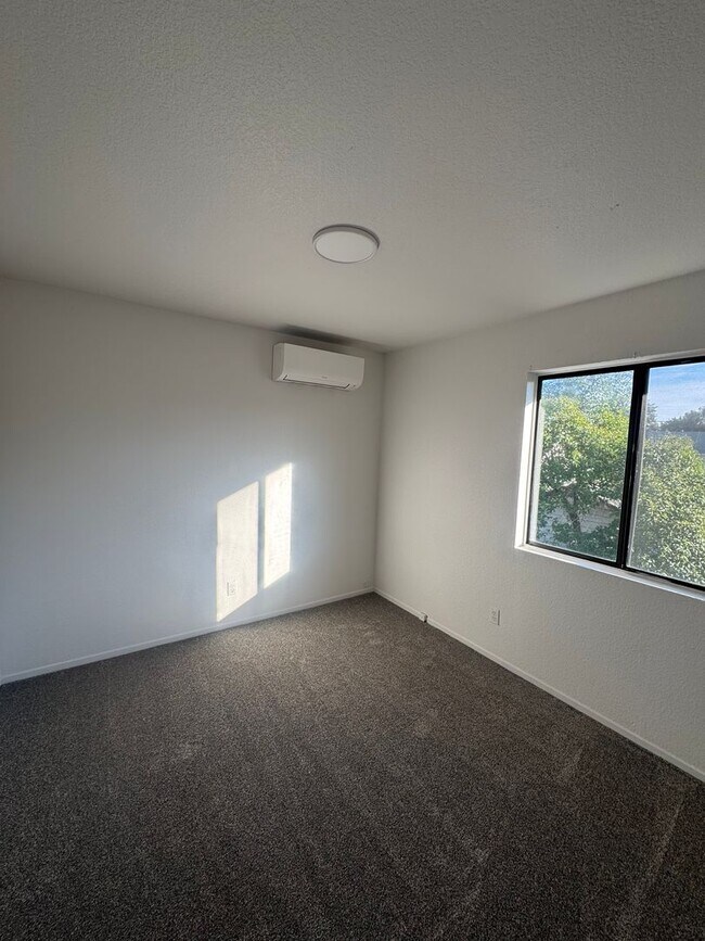 Building Photo - 1456 Magnolia Ave