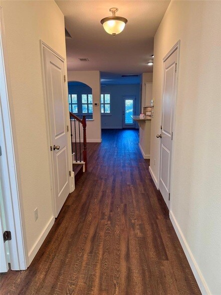 Building Photo - 408 Wolf Creek Way