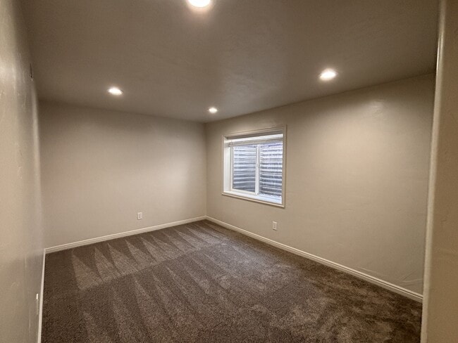Building Photo - 627 E 700 N