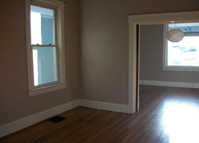 Building Photo - 3150 Linwood Ave