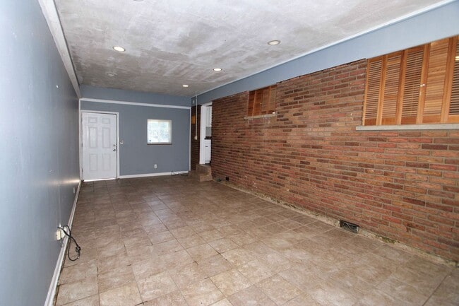 Building Photo - 4 Bed 2 Bath House for Rent