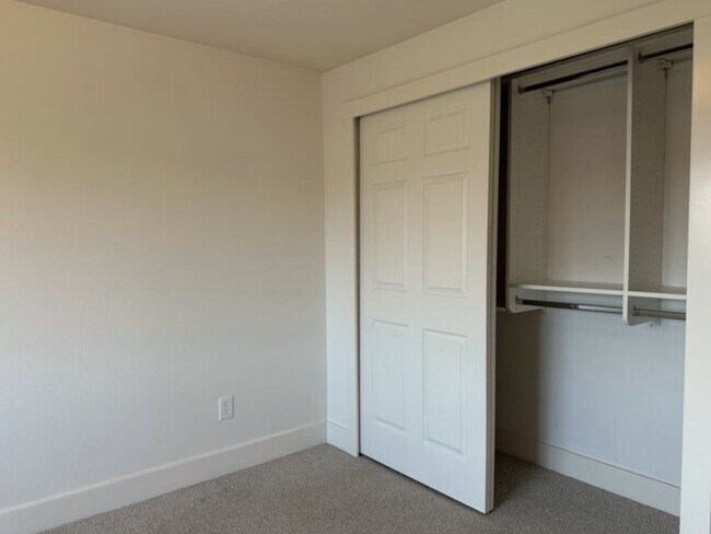 Building Photo - 1 bedroom top floor condo home in Stadium ...