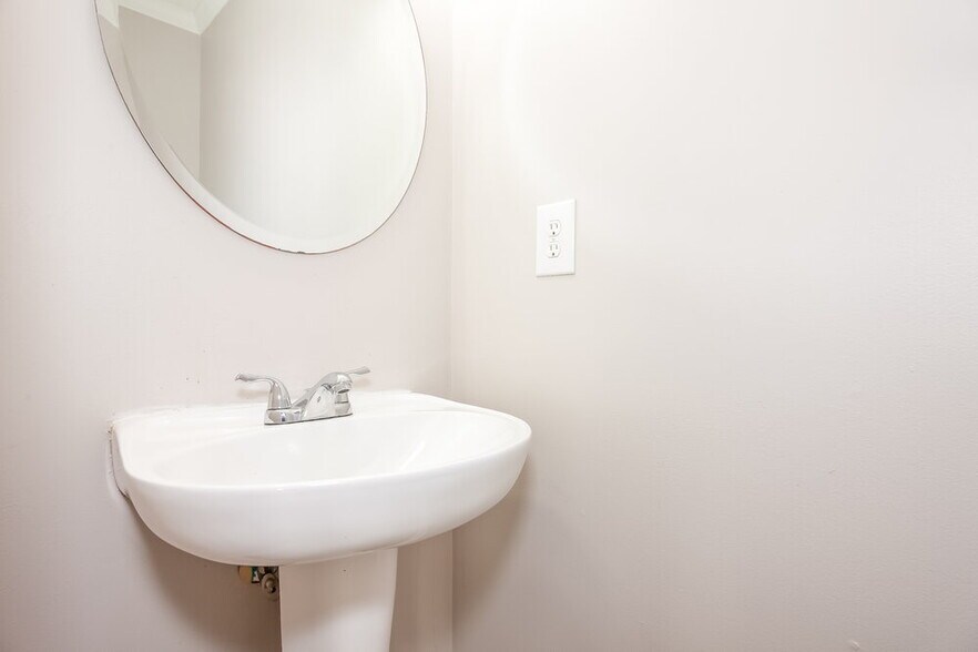 Building Photo - 6021 Pennycross Ln