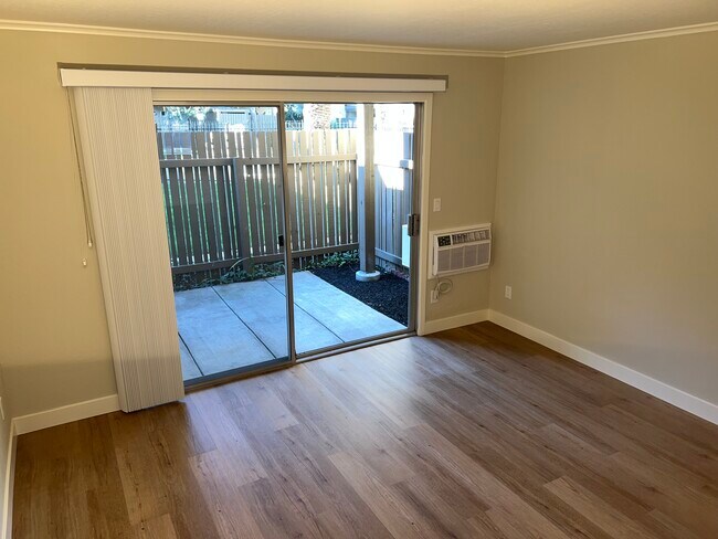 Building Photo - 2742 Oak Rd