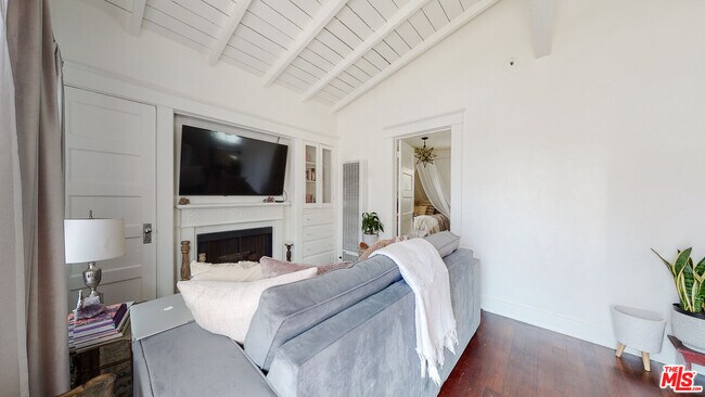 Building Photo - 402 N Venice Blvd