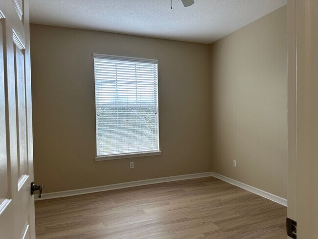 Building Photo - Top Floor Condo at Lakeside at Lakes of Wi...