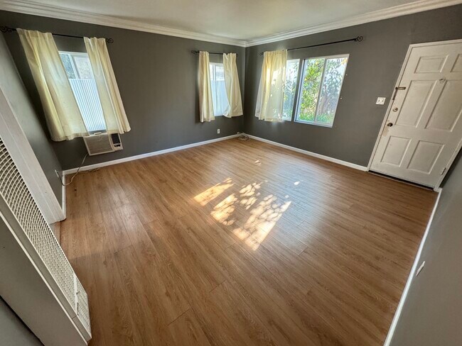 Building Photo - 9217 Alcott St