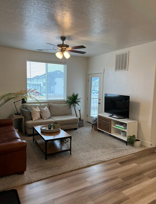 Building Photo - 664 N 380 W