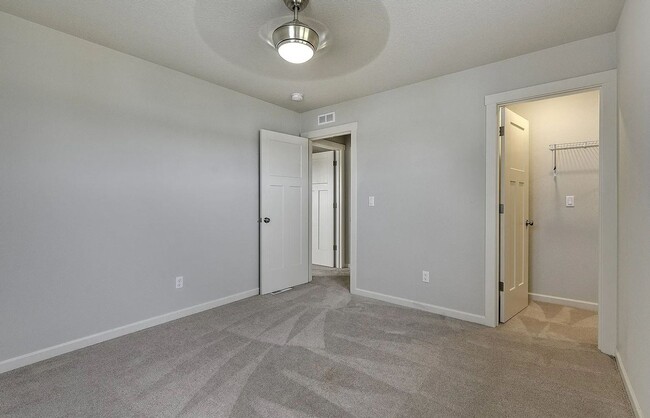 Building Photo - Discover the Charm of This Elegant North P...