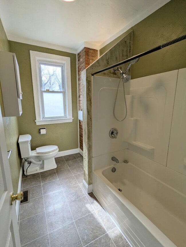 Building Photo - Spacious 4 Bedroom 2 Full Bathroom Home (Perry South)