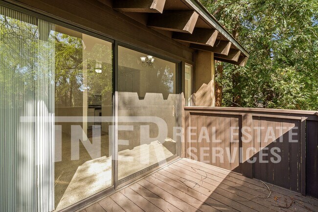 Building Photo - 730 Woodside Ln E