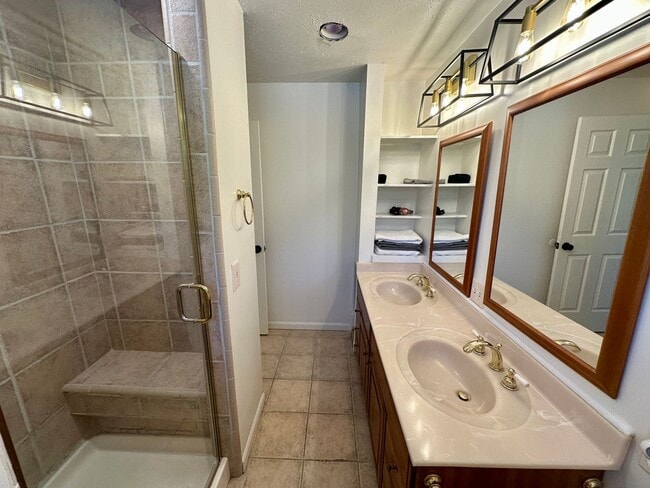 Building Photo - Stunning 4 Bedroom 3 Bathroom House with a...