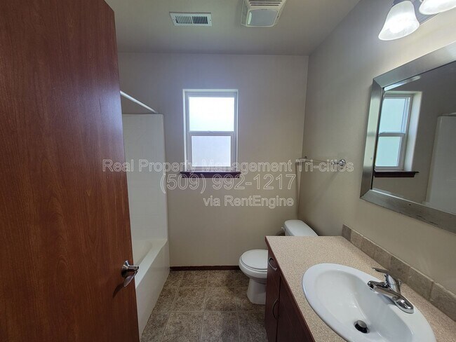 Building Photo - 1653 Larkspur Dr