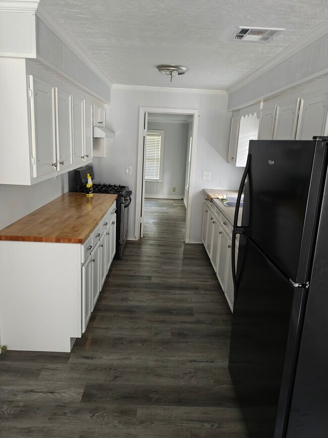 Building Photo - Cline St